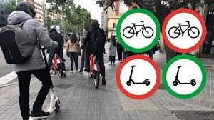 Varias personas en patinete eléctrico y bici eléctrica por las calles de Euskadi