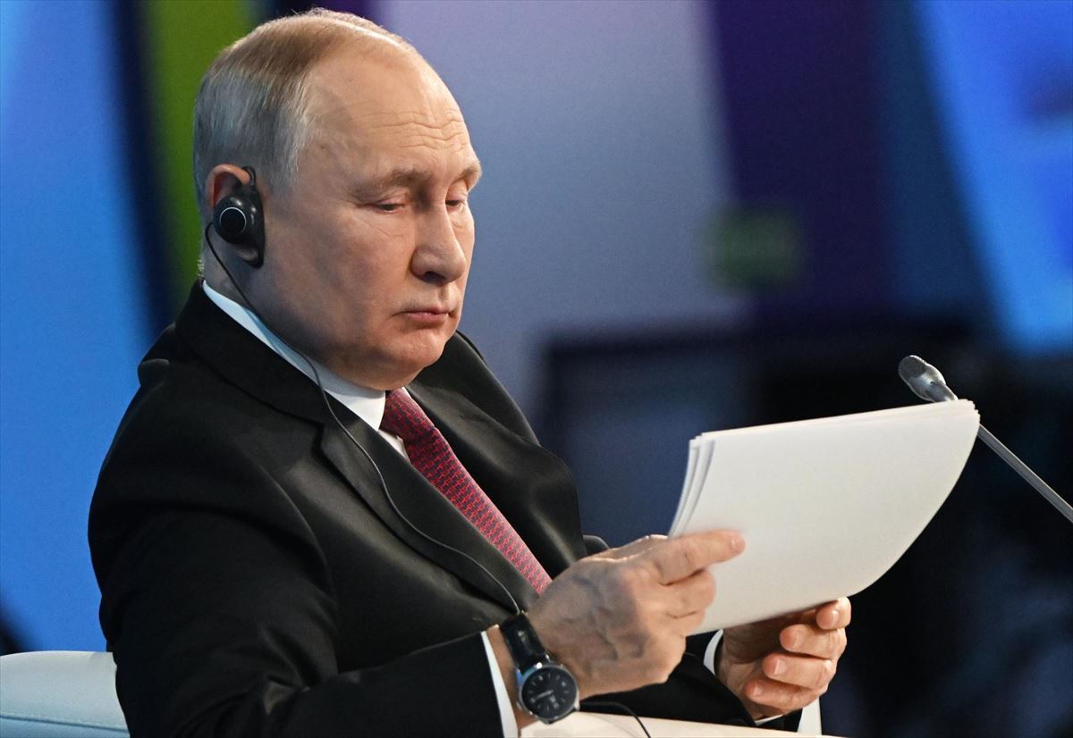 Vladimir Putin Errusiako presidentea datuak aztertzen, Moskun. Argazkia: EFE