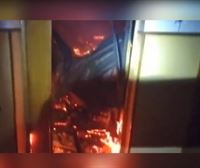 Un edificio calcinado y un bombero herido en un incendio en Artziniega