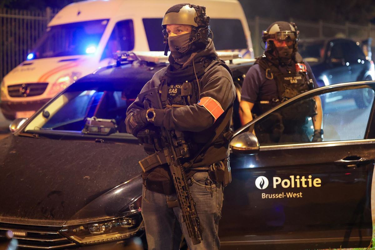 Belgikako poliziak Bruselako erasoaren ustezko erasotzailea zauritu du, tiro eginda