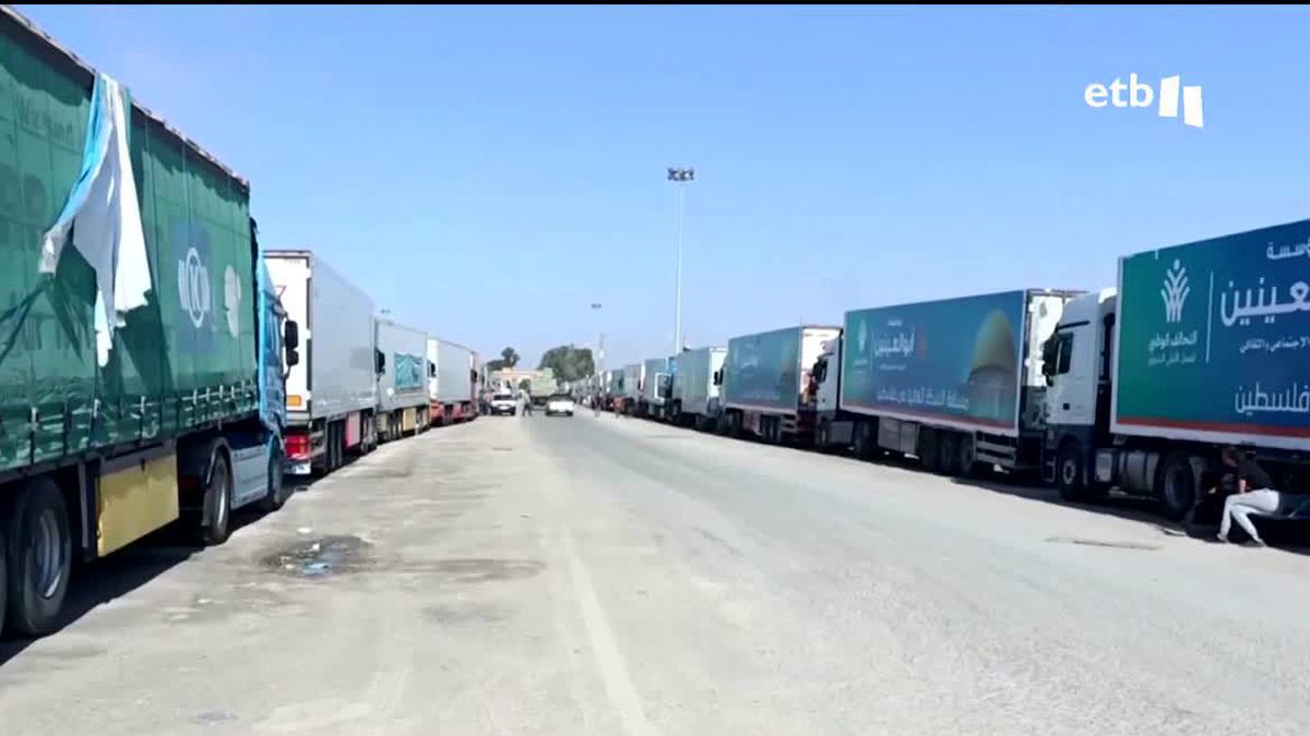 Camiones con ayuda humanitaria, a la espera, en Rafah. 