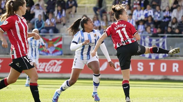 Manuela Vanegas y Ane Azkona luchan por el balón, en un derbi. Foto: Athletic Club. 