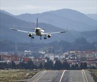 Al menos tres vuelos cancelados y retrasos hoy en el Aeropuerto de Bilbao por el fuerte viento