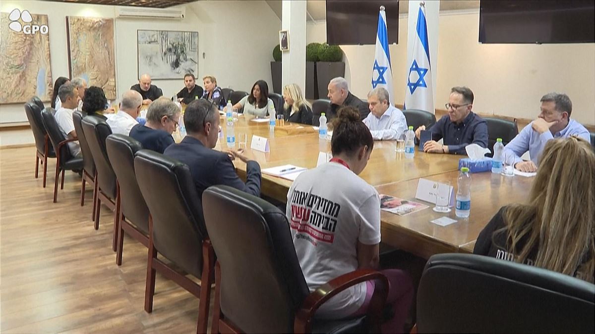 Reunión de los familiares de los rehenes con Netanyahu. Foto: EFE