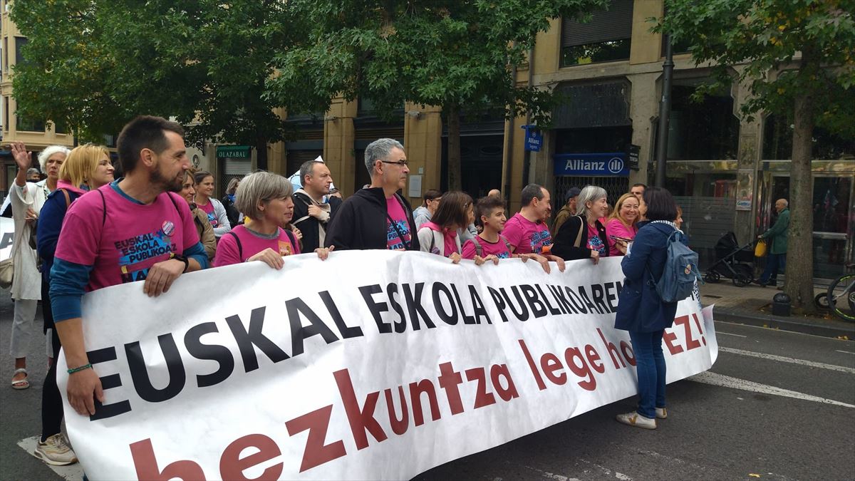 Hezkuntza Legearen aurkako Donostiako manifestazioaren hasiera. Argazkia: EITB
