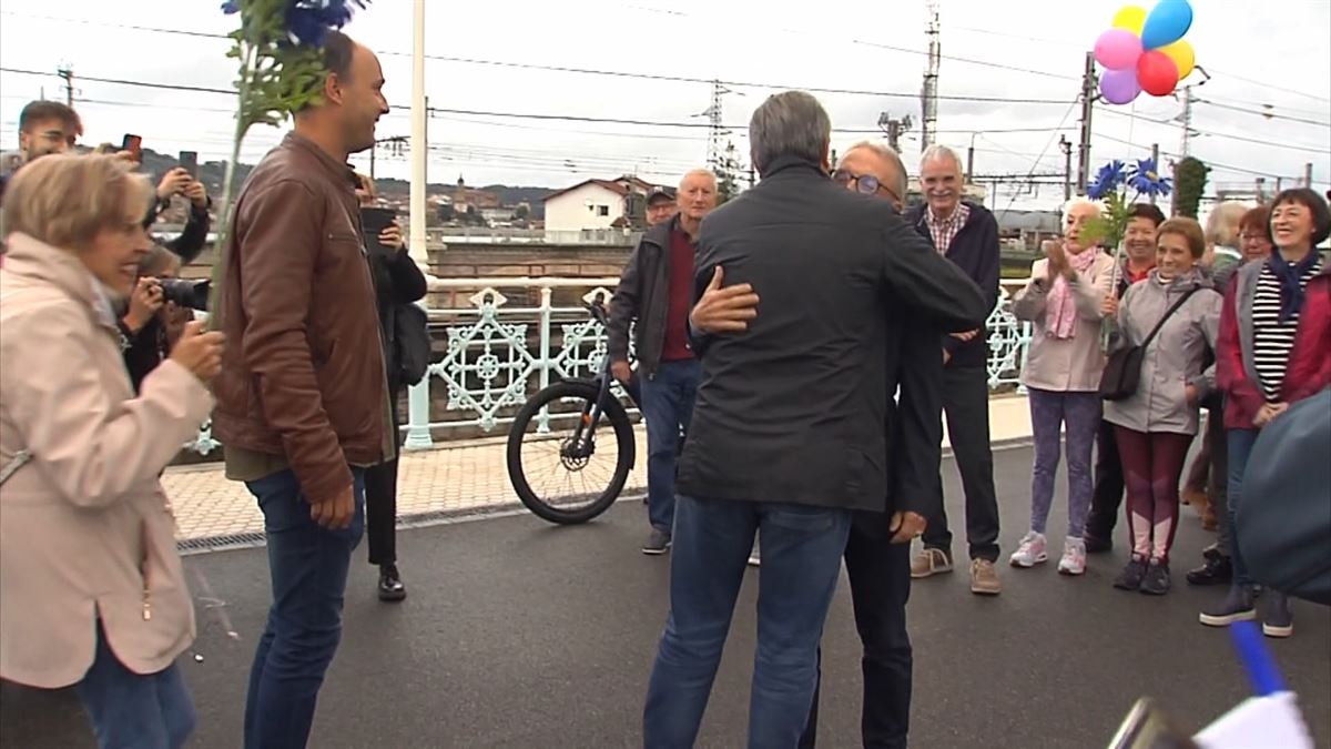 Abrazo entre José Antonio Santano y Kotte Ecenarro. Imagen obtenida de un vídeo de EITB Media.