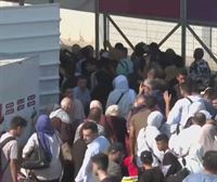 Palestinos con doble nacionalidad comienzan a cruzar de Gaza a Egipto a través del paso de Rafah