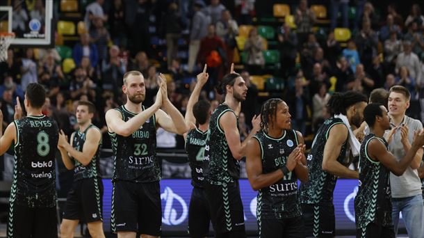 Los jugadores del Bilbao Basket celebran el triunfo logrado ante su público. Foto: EFE