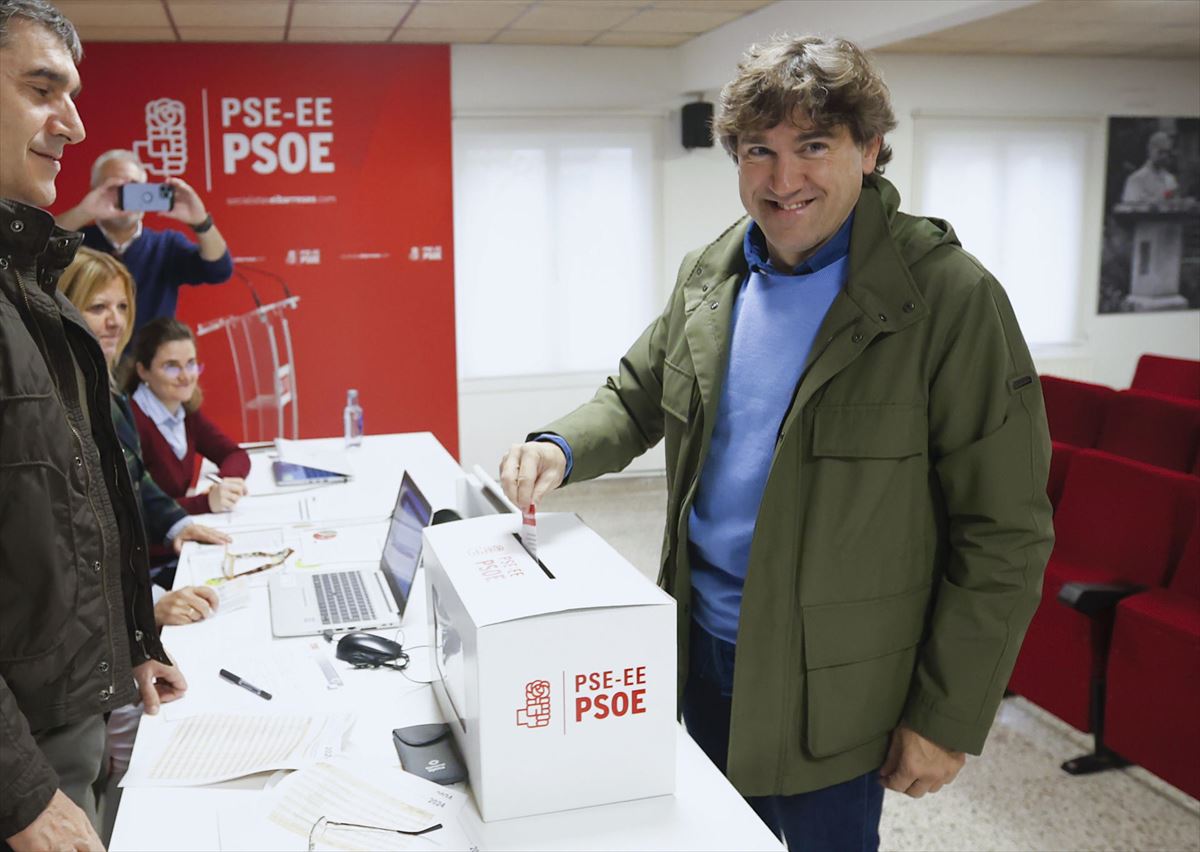 Eneko Andueza, secretario general del PSE-EE, votando, hoy. Foto: Efe