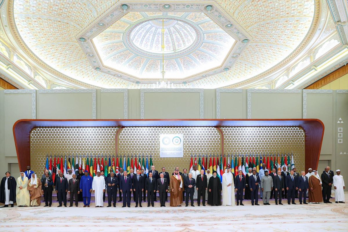 Foto de familia al inicio de la cumbre en Riad. EFE. 