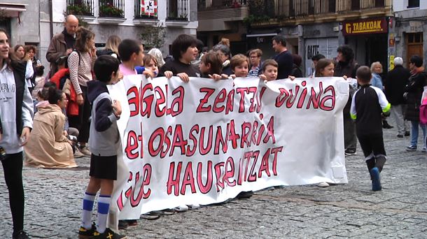 Serunion enpresaren zerbitzua jasotzen zuen Hernaniko Langile ikastolakoen protesta.