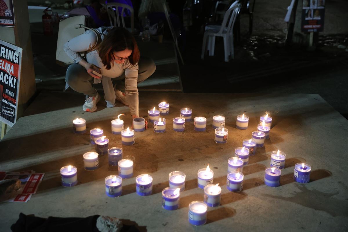 Una mujer enciende velas por la liberación de rehenes en el Museo de Tel Aviv. Foto: EFE