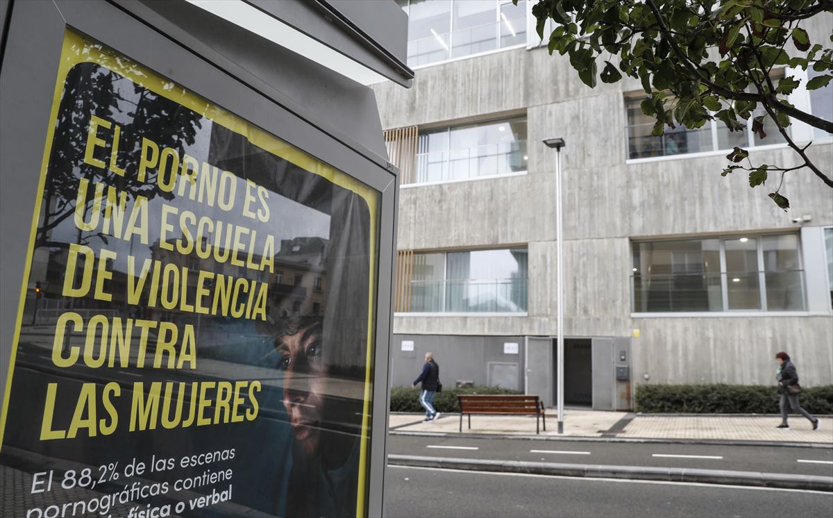 Un cartel de una campaña contra la pornografía en Donostia-San Sebastián. Foto: EFE