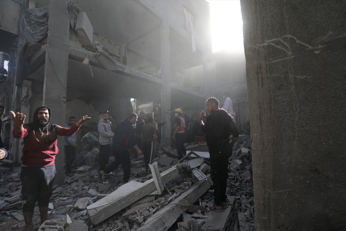 Palestinos buscan cuerpos en un edificio bombardeo en Yan Junis. EFE