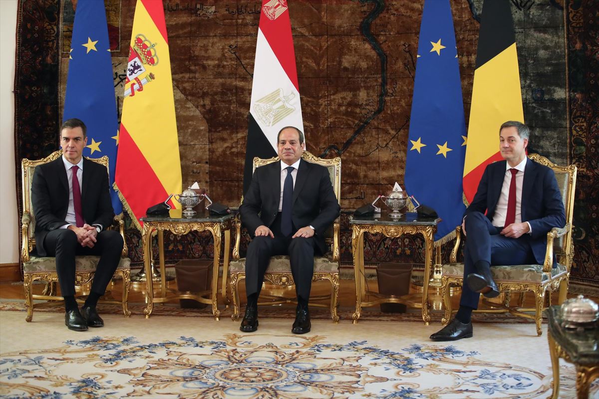 El presidente egipcio, Abdel Fattah Al Sisi con Sánchez y De Croo en El Cairo. Foto: EFE