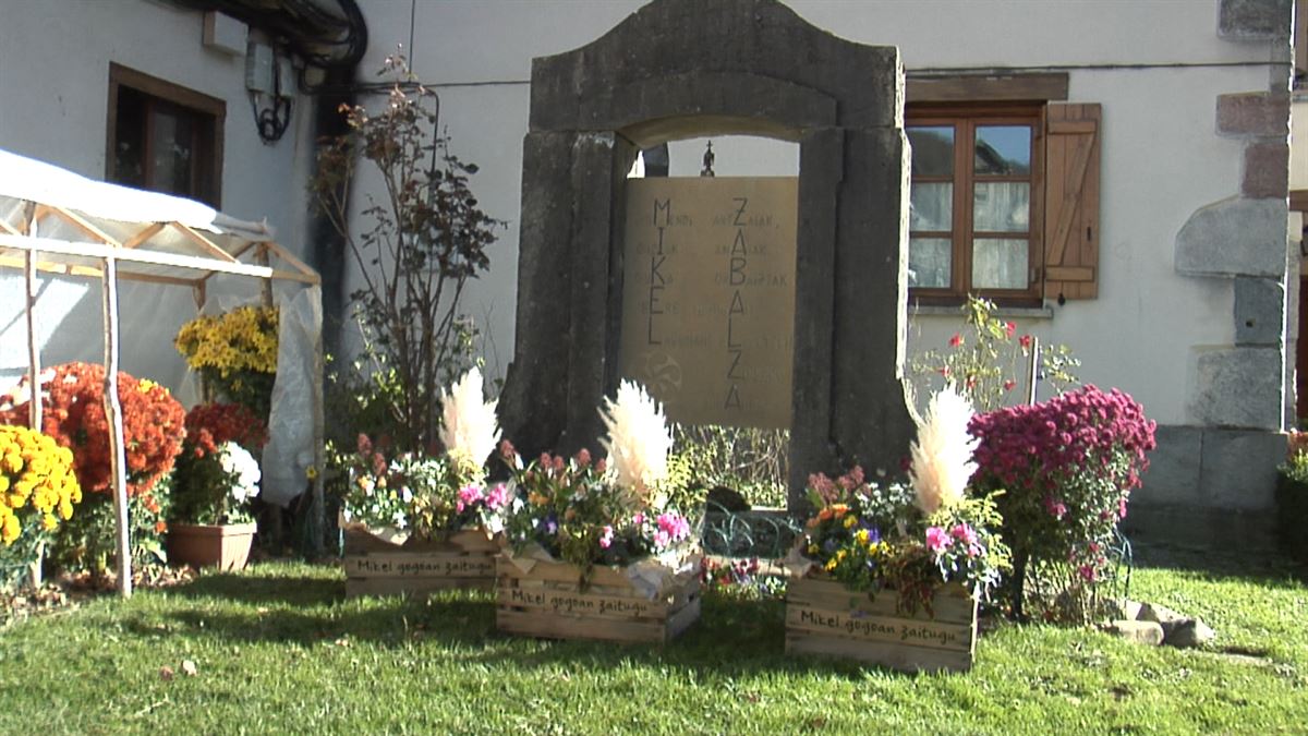 Monolito en homenaje a Mikel Zabalza en Orbaizeta (Navarra). Imagen: EITB