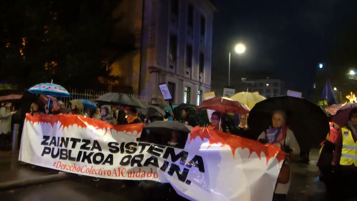 La lluvia no logra acallar el clamor feminista por un sistema público de cuidados en Vitoria-Gasteiz