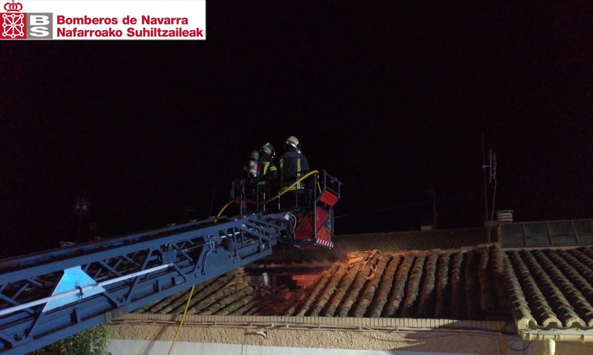 Bomberos trabajando en el incendio de Fustiñana. Foto: Bomberos Navarra. 