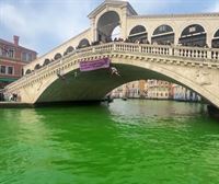 Activistas climáticos tiñen de verde los ríos de Roma, Milán y el Canal Grande de Venecia