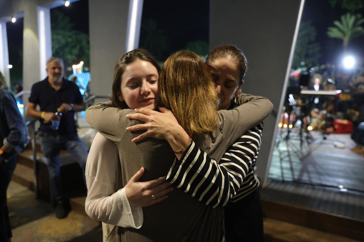 Dos rehenes liberadas se abrazan a familiares. Foto: EFE