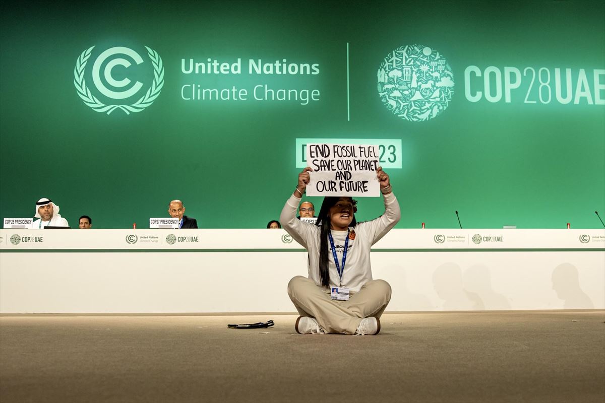 La activista india Licypriya Kangujam interrumpe la sesión de la COP28 con su protesta. Foto: EFE