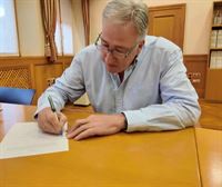 Joseba Asiron registra la moción de censura acordada con el PSN en el Ayuntamiento de Pamplona