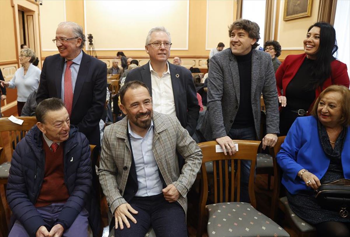 Andueza y otros dirigentes del PSE-EE en el Ayuntamiento de Irun.