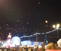 Miles de personas lanzan sus deseos y sueños en Baiona, en el espectáculo de los farolillos