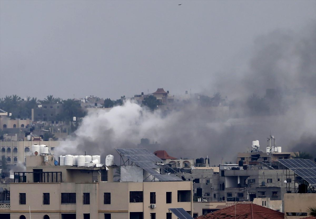 UNRWA denuncia que "No se puede entregar ayuda bajo un cielo lleno de bombardeos". Foto: EFE