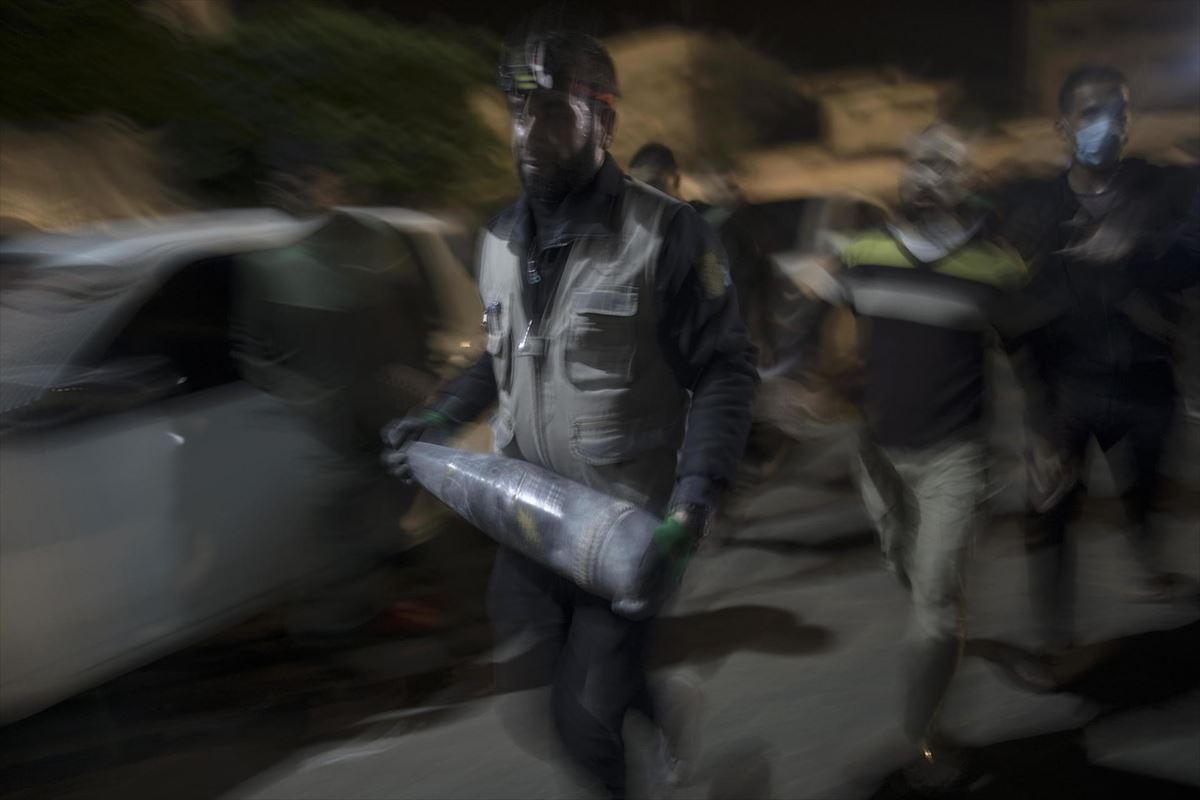 Un ingeniero de explosivos retira un proyectil en el sur de la Franja de Gaza.
