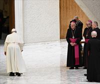 Bikote homosexualak bedeinkatzea onartu du Vatikanoak, baina ezkontzarekin parekatu gabe