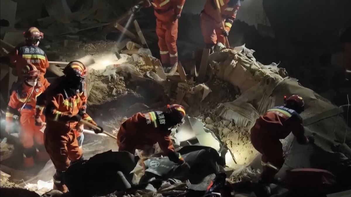 Equipos de rescate trabajando. Imagen obtenida de un vídeo de Agencias.