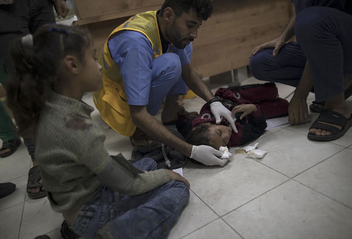 Una menor palestina es atendida en el suelo, en el Hospital Nasser de Khan Yunis (Gaza). Foto: EFE