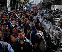 Doikuntzaren aurkako oihuak eta inflazioaren beldurra, Mileiren aurkako lehen protestan