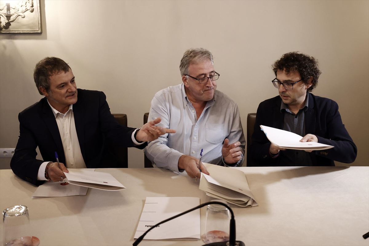 Los representantes de EH Bildu, Geroa Bai y Contigo Navarra tras la firma del acuerdo. Foto: EFE