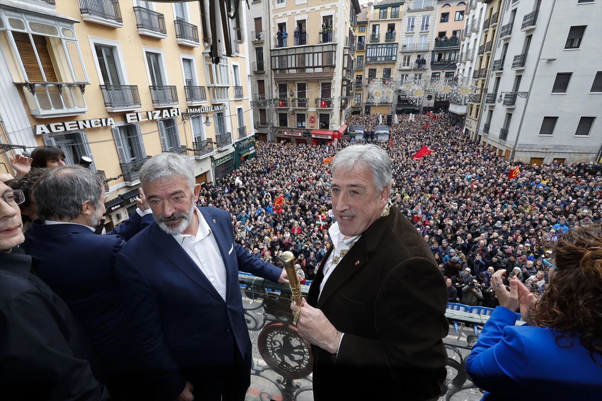 Joseba Asiron (dcha) el jueves, en el balcon del Ayuntamiento de Pamplona. EITB Media. 
