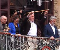 Así ha sido el momento en el que Joseba Asiron compartía la 'makila' con la multitud congregada en la plaza