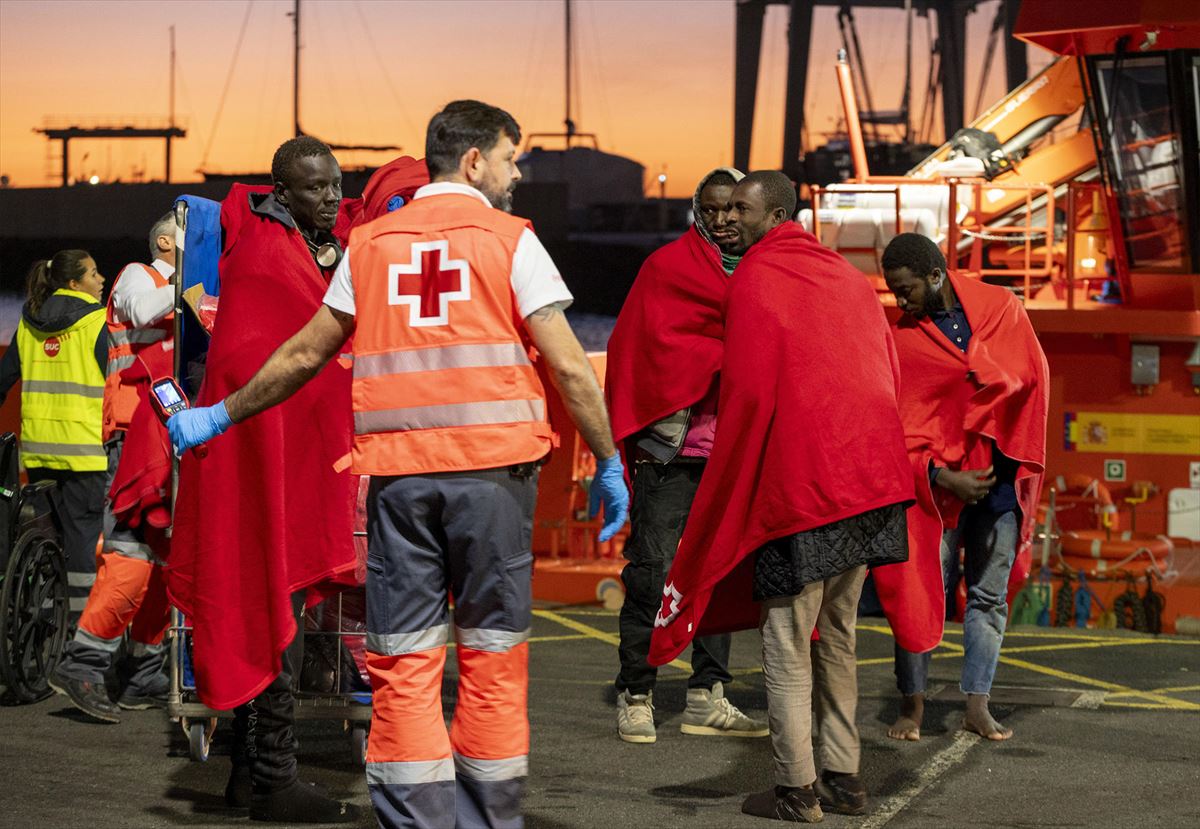 Migrantes rescatados llegan a Lanzarote. EFE. 