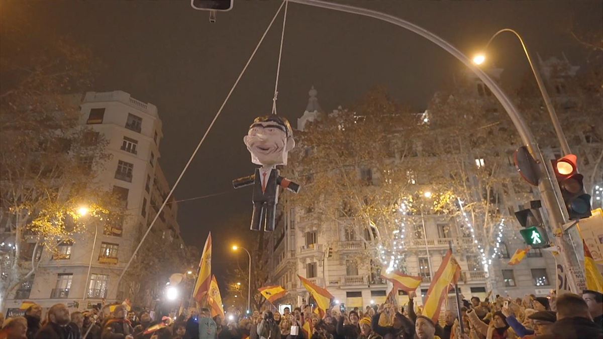 Ahorcamiento del muñeco de Pedro Sánchez la pasada Nochevieja en Madrid. Imagen: EITB