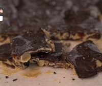 Date Bark, receta viral a base de dátiles, crema de cacahuete, almendras, chocolate y sal