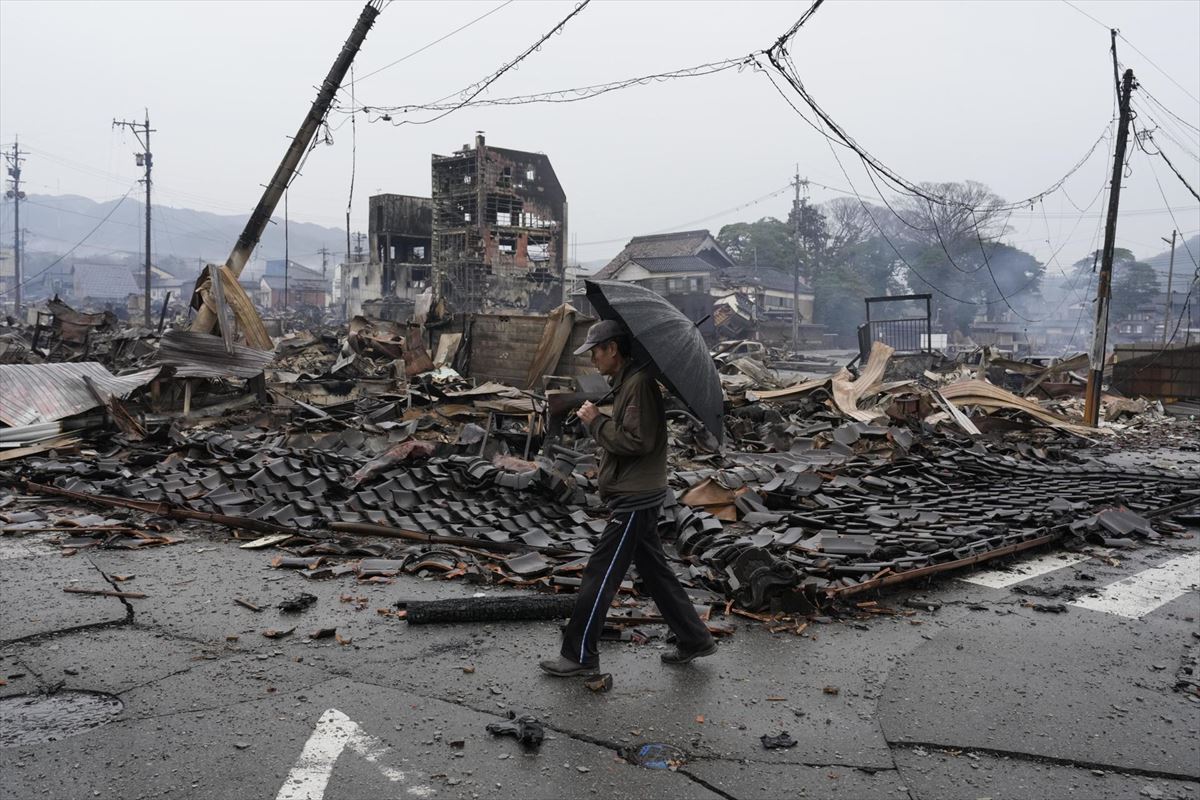 Un hombre camina junto a los restos de estructuras derrumbadas. Foto: EFE