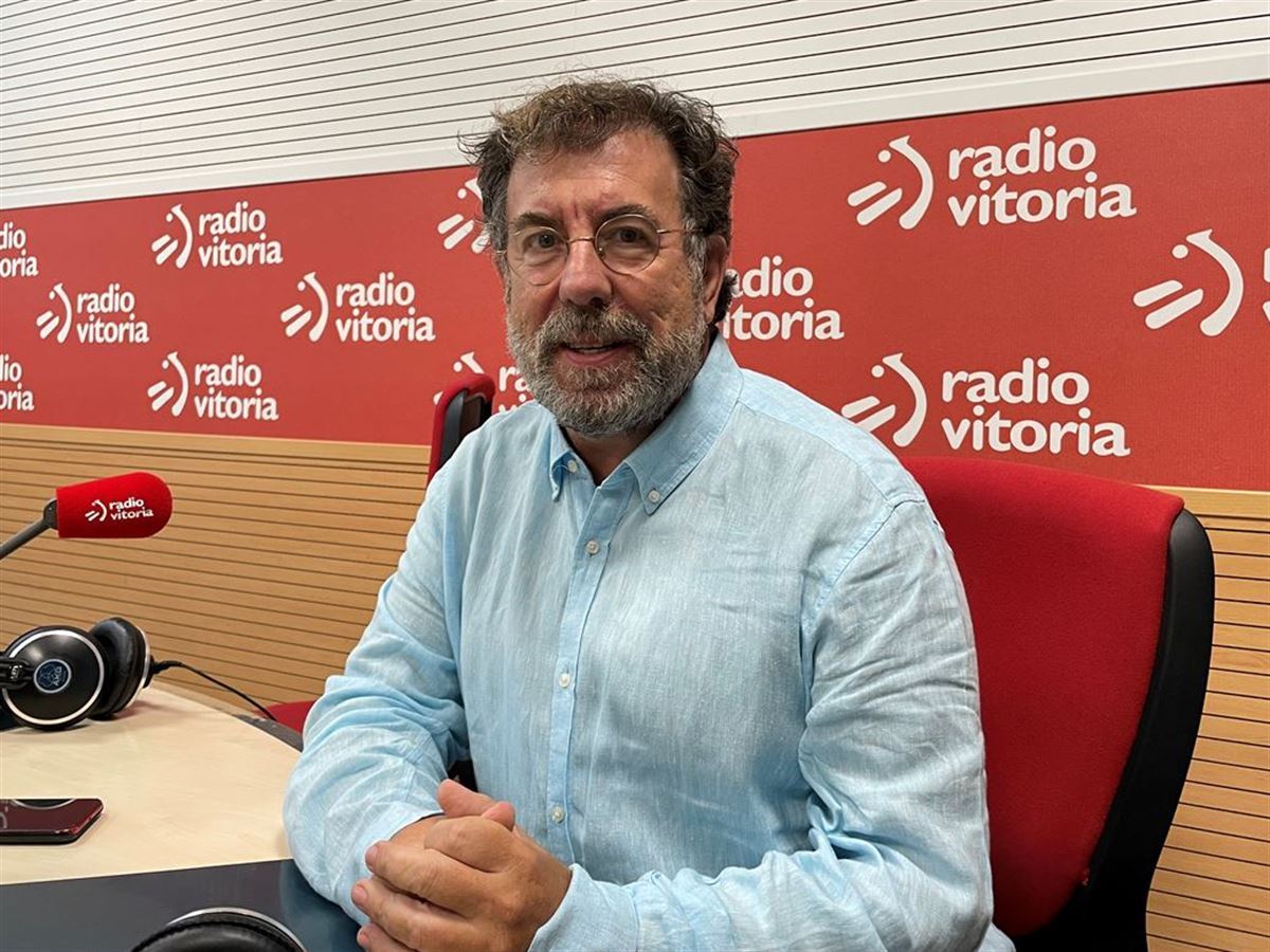 Carlos Egea, Radio Vitoriako estudioetan. Argazkia: EITB Media