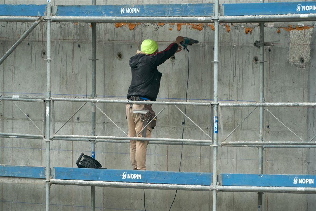Un trabajador de la construcción en Vitoria-Gasteiz