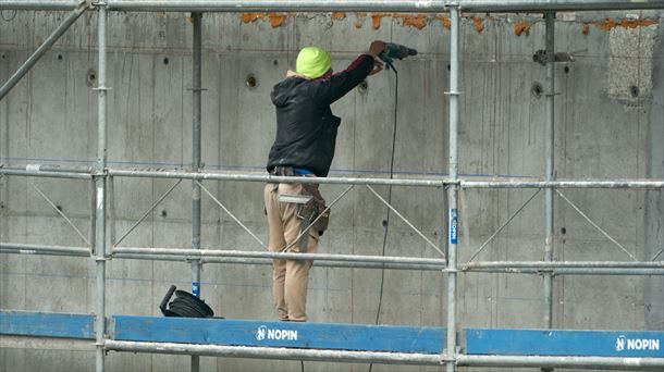 Un trabajador de la construcción en Vitoria-Gasteiz, en una imagen de archivo