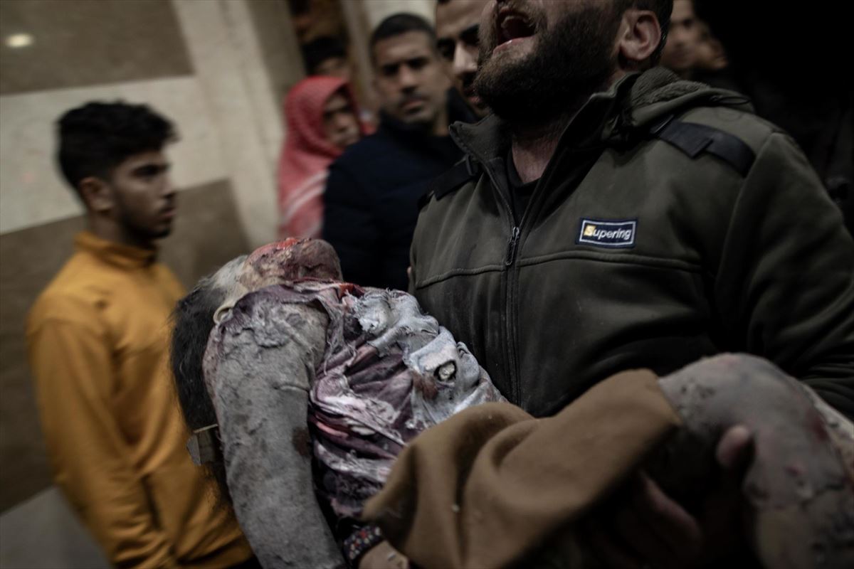 Un hombre llega con una niña herida al hospital Nasser, en el sur de Gaza. EFE. 