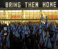 Milaka israeldar Netanyahuren aurka manifestatu dira Tel Aviven, eta hauteskundeak aurreratzeko eskatu dute