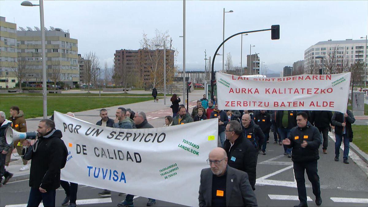 Protesta de trabajadores de Tuvisa en Gasteiz. Captura de imagen de un vídeo de EITB Media.