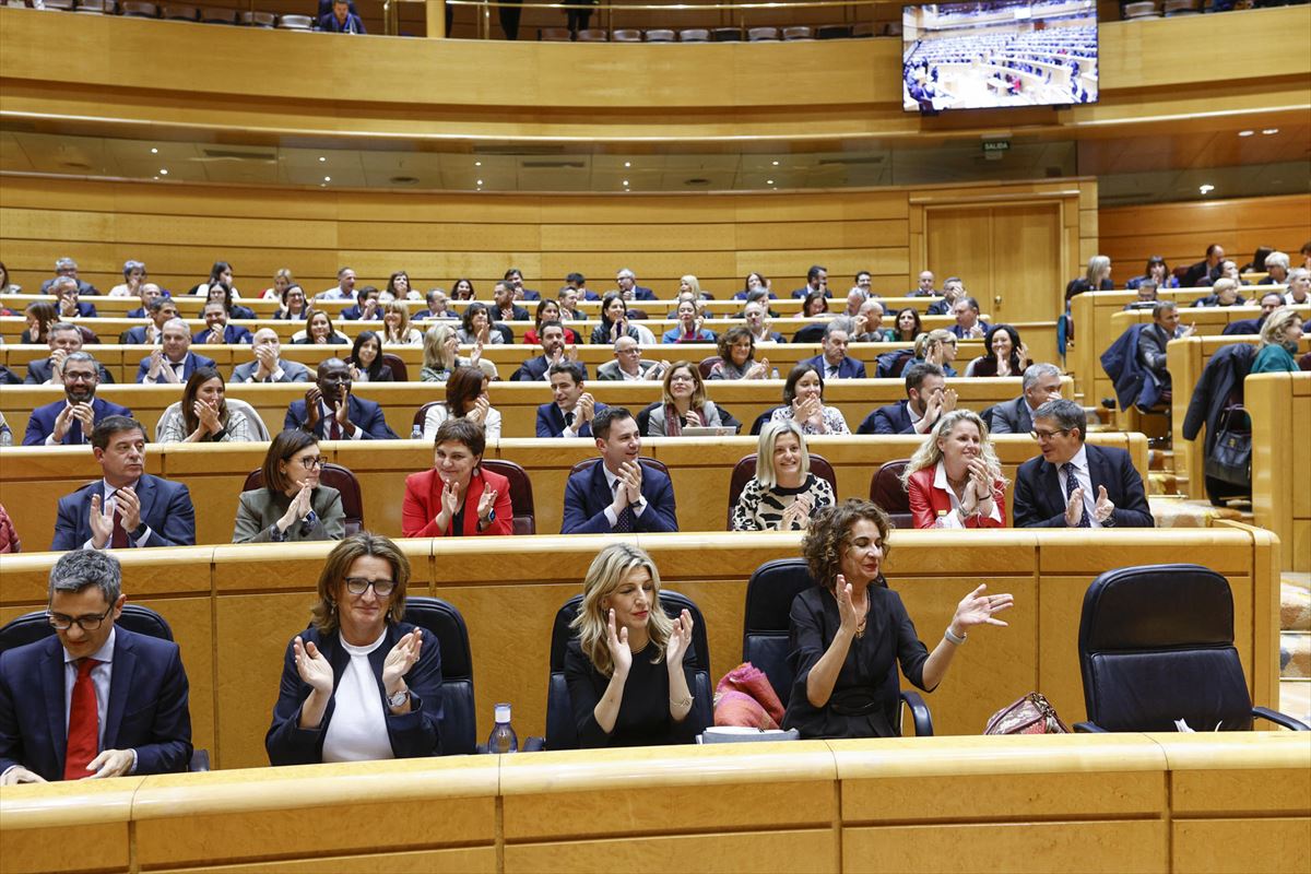 Miembros del Gobierno español aplauden tras las votaciones. Foto: EFE