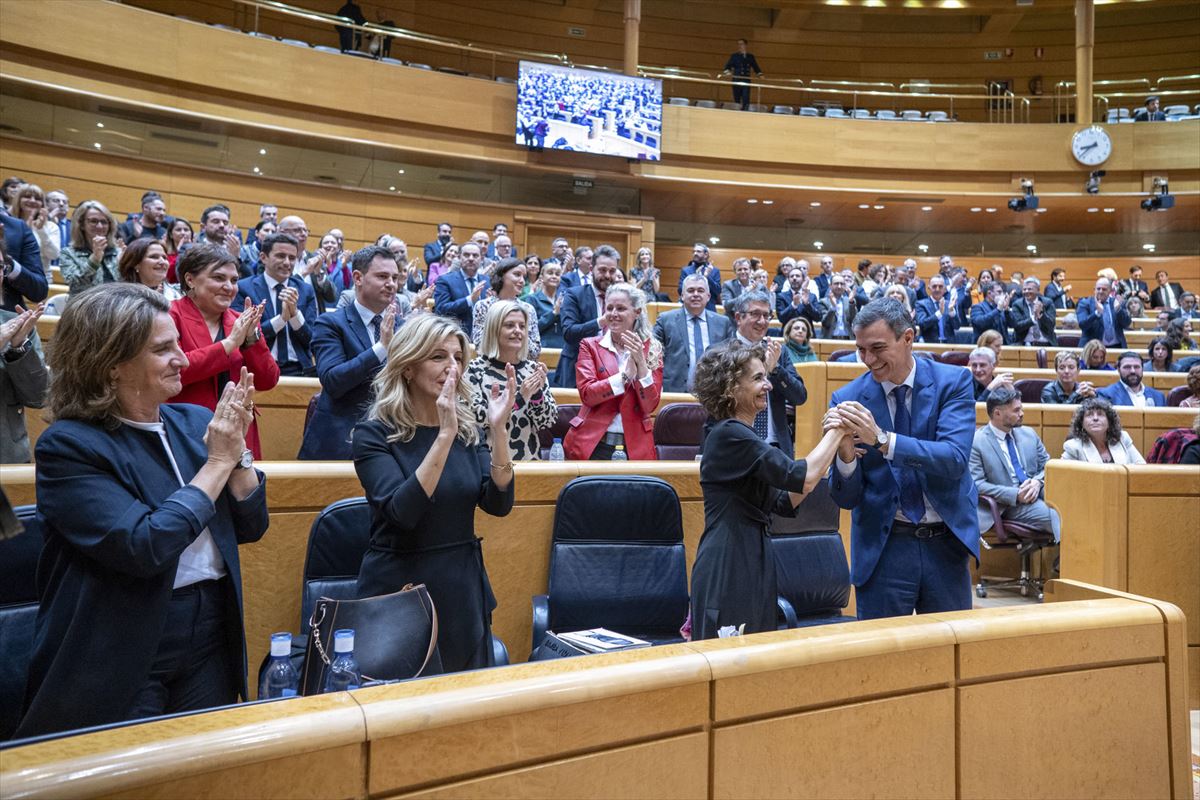 Miembros del Gobierno español aplauden tras las votaciones. Foto: EFE