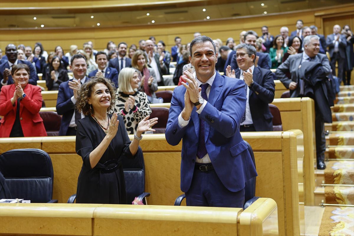 El presidente del Gobierno español, Pedro Sánchez, aplaude tras las votaciones. Foto: EFE